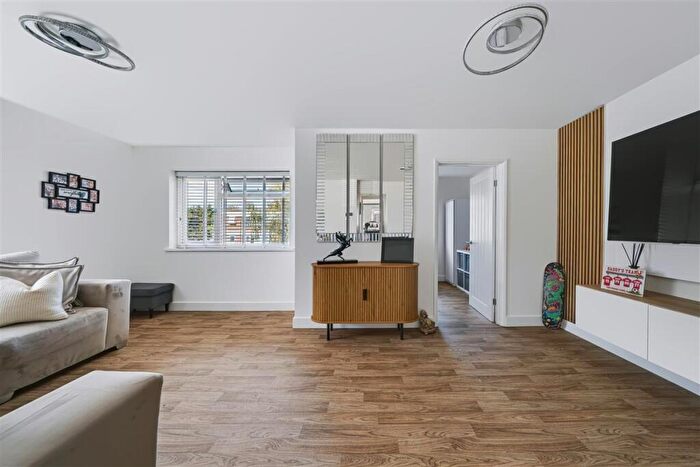 3 Bedroom Flat For Sale In Granville Road, DA14