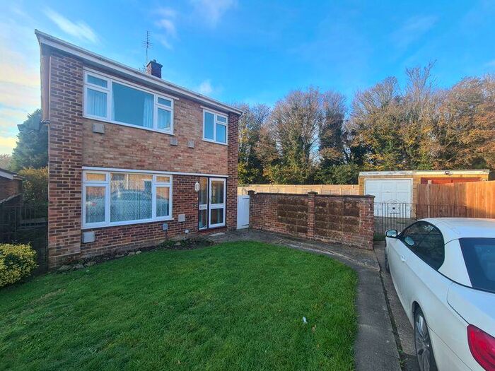 2 Bedroom Detached House To Rent In Avon Close, Farnborough, GU14