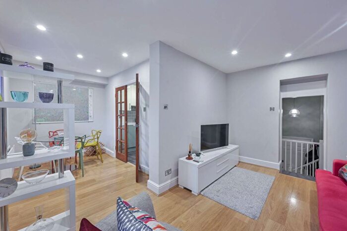 2 Bedroom Maisonette For Sale In Belgrave Road, Pimlico, London, SW1V