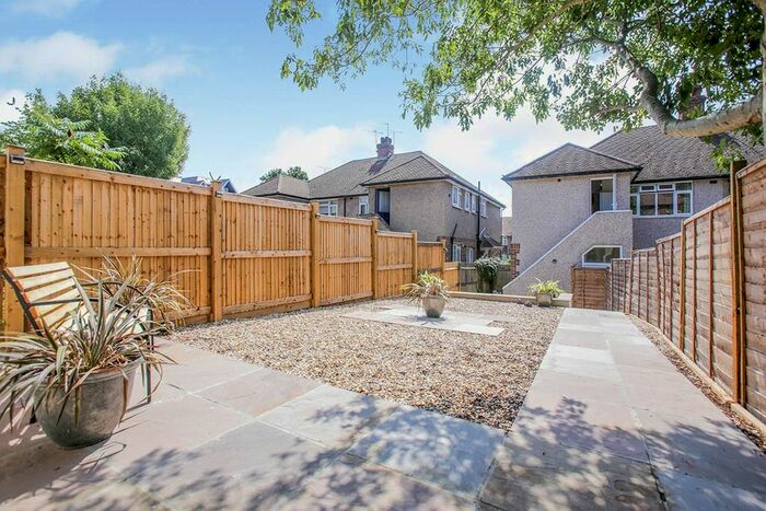 2 Bedroom Flat To Rent In Keswick Close, Sutton, Surrey, SM1