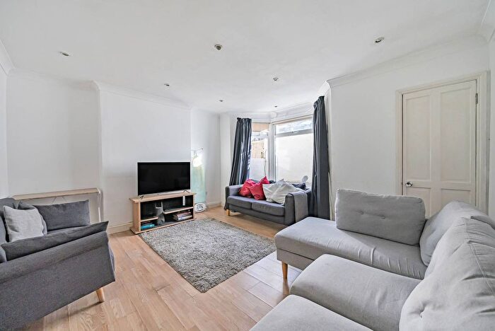 4 Bedroom Flat To Rent In Khama Road, Tooting Broadway, London, SW17