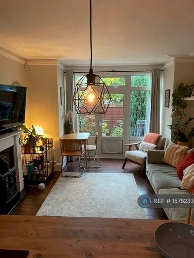 2 Bedroom Flat To Rent In Elvendon Road, London, N13