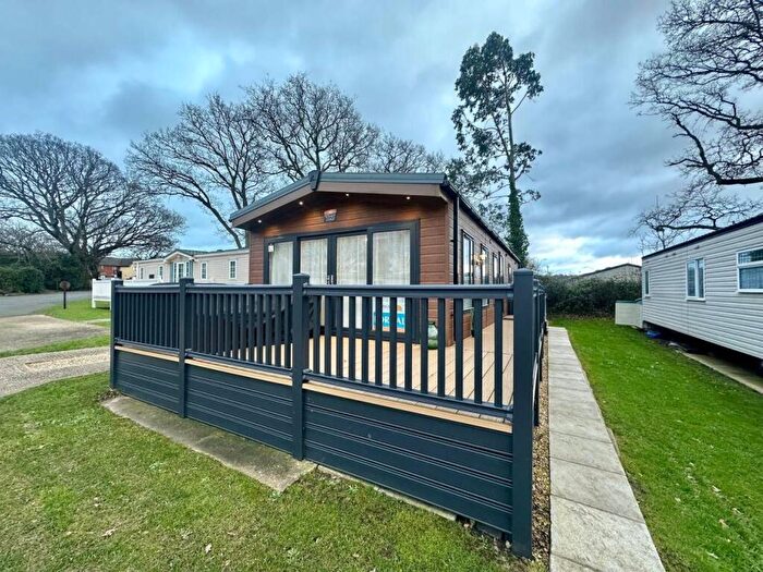 2 Bedroom Caravan For Sale In Perowne Way, Sandown, PO36