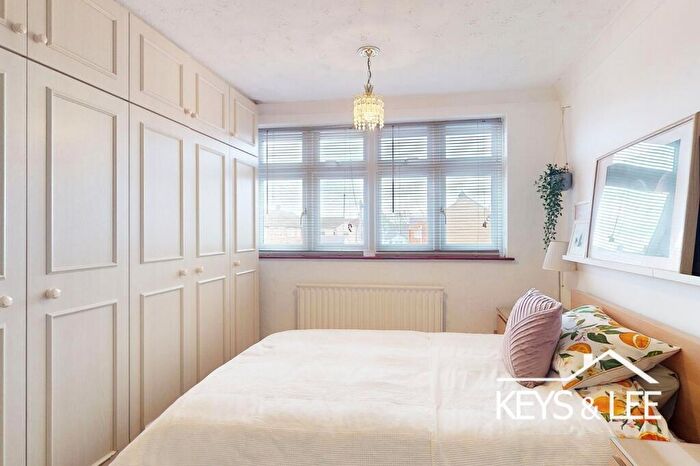 3 Bedroom End Of Terrace House For Sale In Peartree Gardens, Romford, RM7