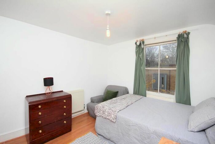 3 Bedroom Flat To Rent In Cranwich Road, Stoke Newington, London, N16