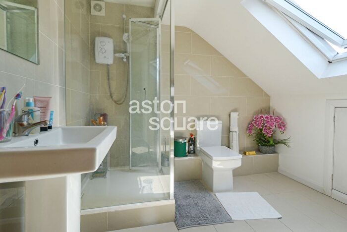 2 Bedroom Flat To Rent In Colney Hatch Lane, London, N11