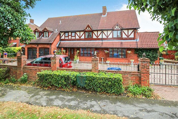 5 Bedroom Detached House For Sale In Willen Park Avenue., Willen Park, Milton Keynes, MK15