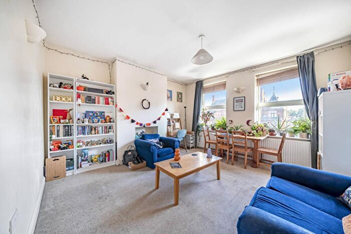 2 Bedroom Flat For Sale In Cricklewood Broadway, Willesden Green, London, NW2