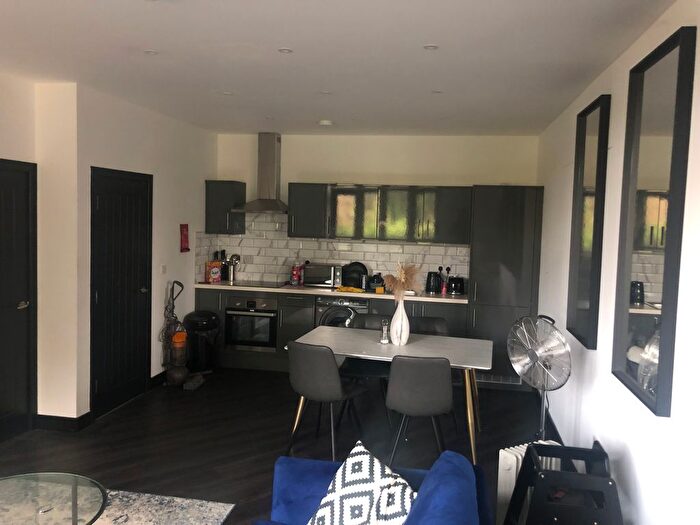 2 Bedroom Flat To Rent In Bradford Old Road, Cottingley, Bingley, BD16