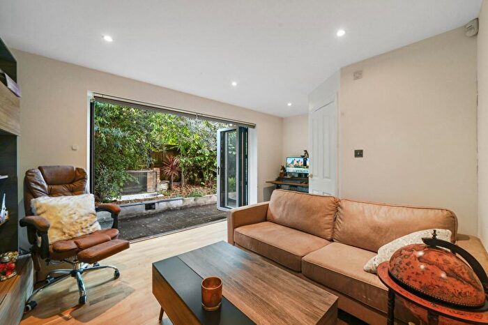 2 Bedroom Apartment For Sale In Friars Mead, Isle Of Dogs, London, E14