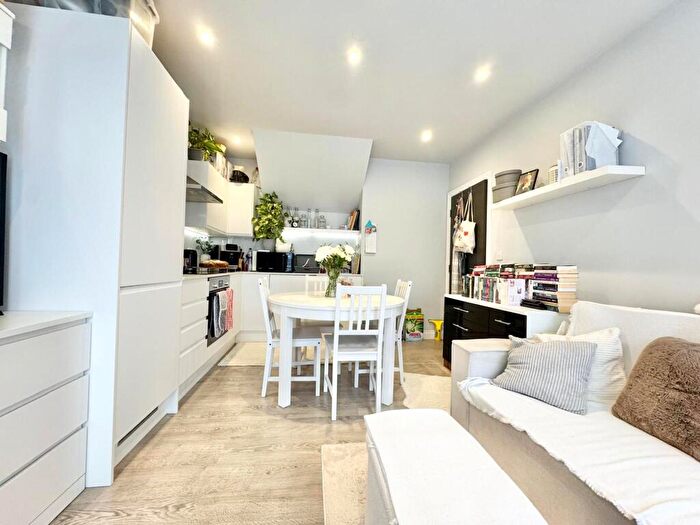 2 Bedroom Apartment To Rent In Hill Road, Sutton, SM1