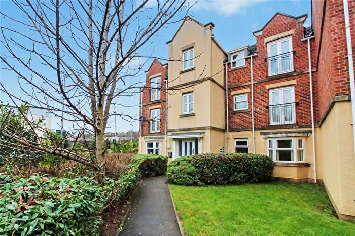 2 Bedroom Flat To Rent In Whitehall Drive, Leeds, West Yorkshire, LS12