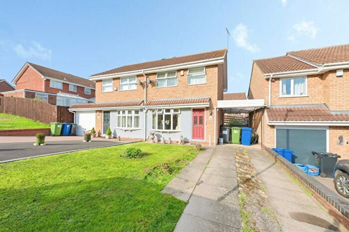 3 Bedroom Semi-Detached House For Sale In Kingfisher, Wilnecote, Tamworth, B77