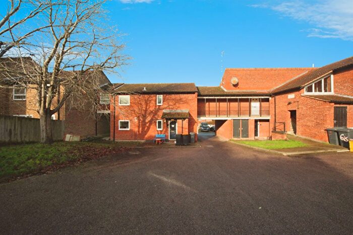 2 Bedroom Flat For Sale In Plaiters Way, Bidwell, Dunstable, LU5