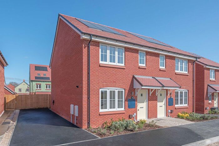 3 Bedroom End Terrace House For Sale In Stoke Albany Road, Desborough, Kettering, NN14