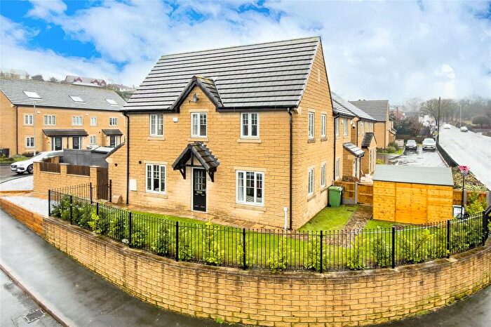 3 Bedroom Semi Detached House For Sale In Oakwell Croft, Batley, West Yorkshire, WF17