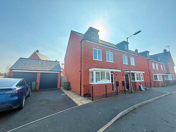 4 Bedroom Town House To Rent In Bobbins Way, Buckingham, MK18