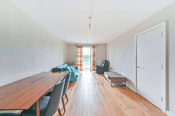 2 Bedroom Flat To Rent In Love Lane, Woolwich, London, SE18