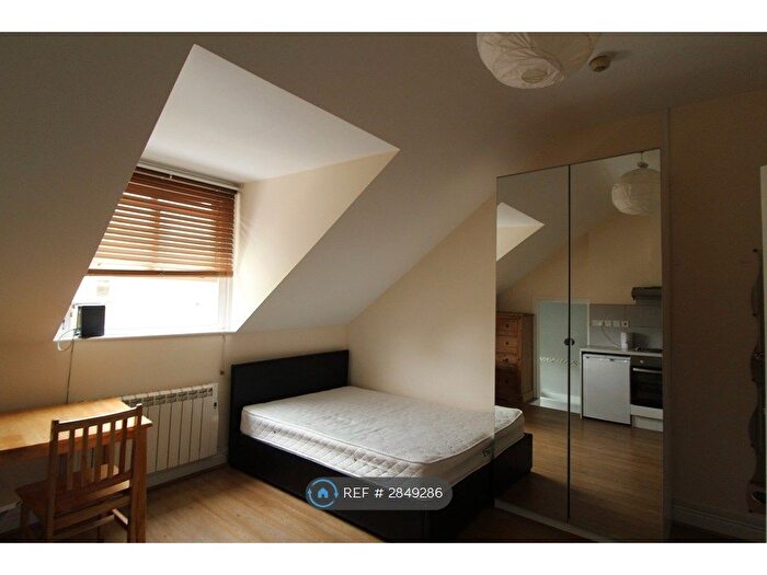 Studio To Rent In Gloucester Drive, London, N4