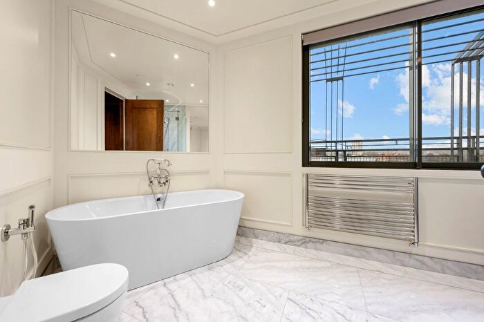 4 Bedroom Flat To Rent In Holmes Road, Kentish Town, NW5