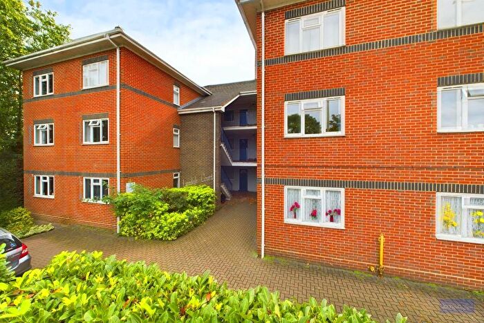 1 Bedroom Flat To Rent In Parvis Road, West Byfleet, KT14