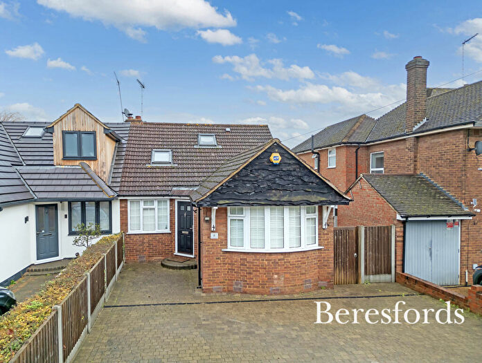 3 Bedroom Semi-Detached House For Sale In Rochford Avenue, Shenfield, CM15