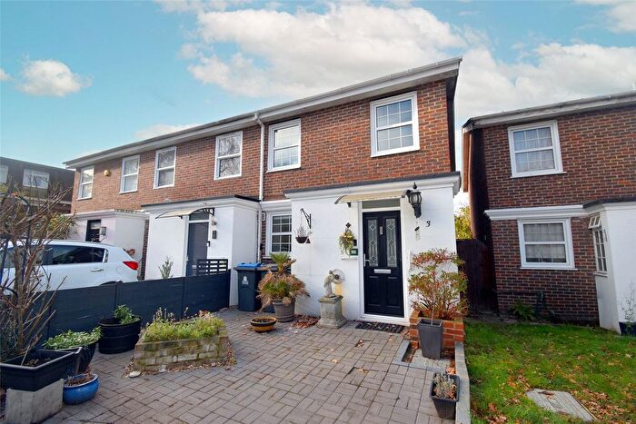 3 Bedroom End Of Terrace House For Sale In Spinney Close, New Malden, KT3
