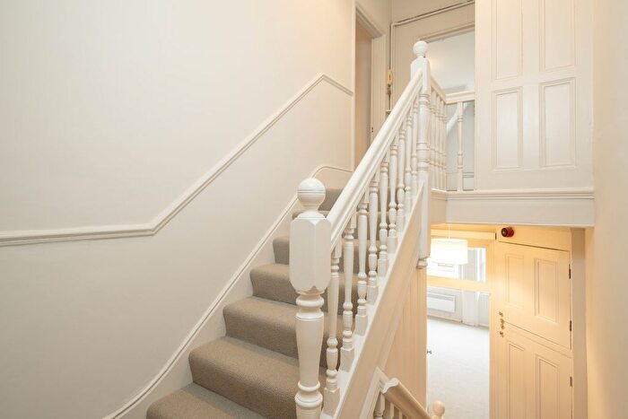 3 Bedroom Flat To Rent In Kings Road, London, SW3