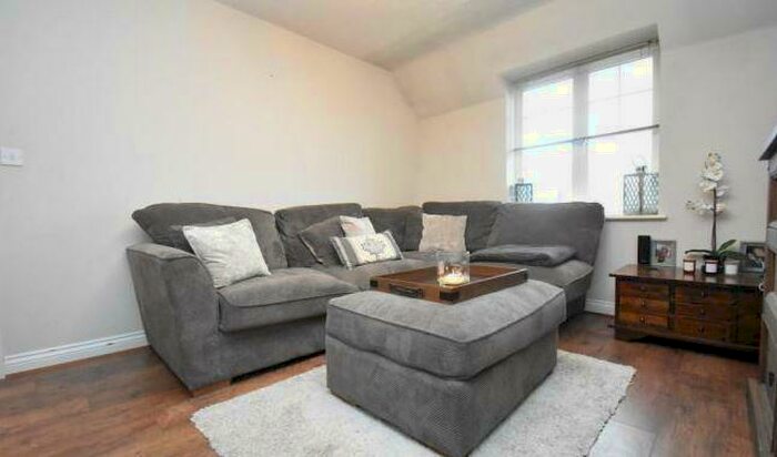 2 Bedroom Flat For Sale In Newbury, Berkshire, RG14