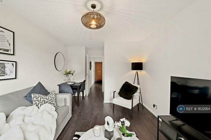 1 Bedroom Flat To Rent In Walton Lodge, London, E18