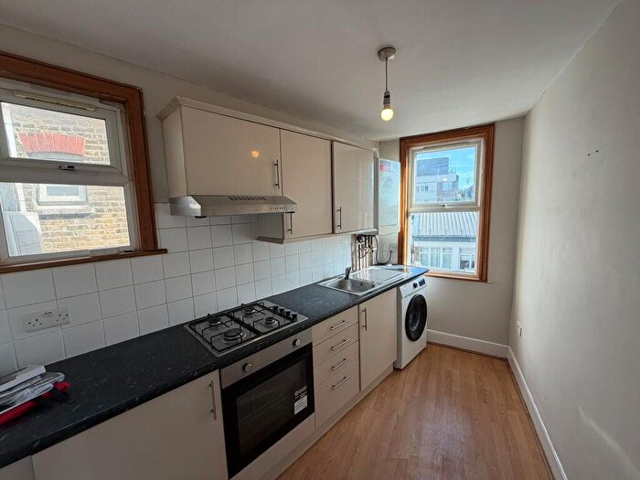 3 Bedroom Flat To Rent In Hoe Street, E17