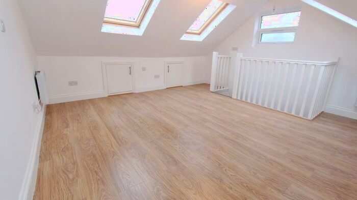 2 Bedroom Flat To Rent In Summers Lane, London, N12