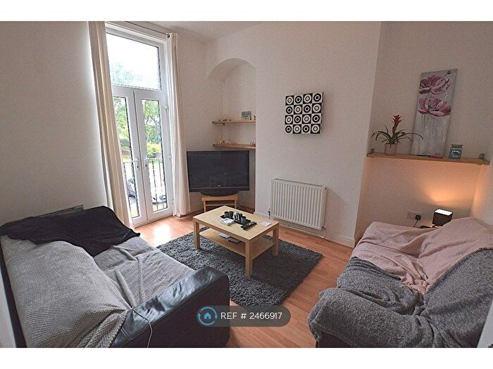 3 Bedroom Flat To Rent In Otley Road, Leeds, LS16