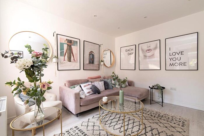 6 Bedroom Terraced House To Rent In Teversal Avenue, Nottingham, NG7