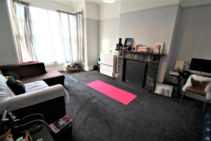 1 Bedroom Apartment To Rent In Belle Vue Road, Hyde Park, Leeds, LS3