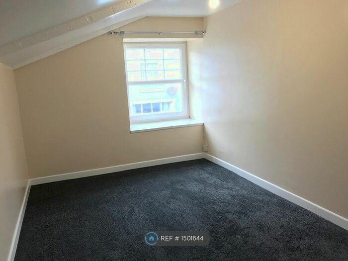 1 Bedroom Flat To Rent In Queen Street, Pembroke Dock, SA72