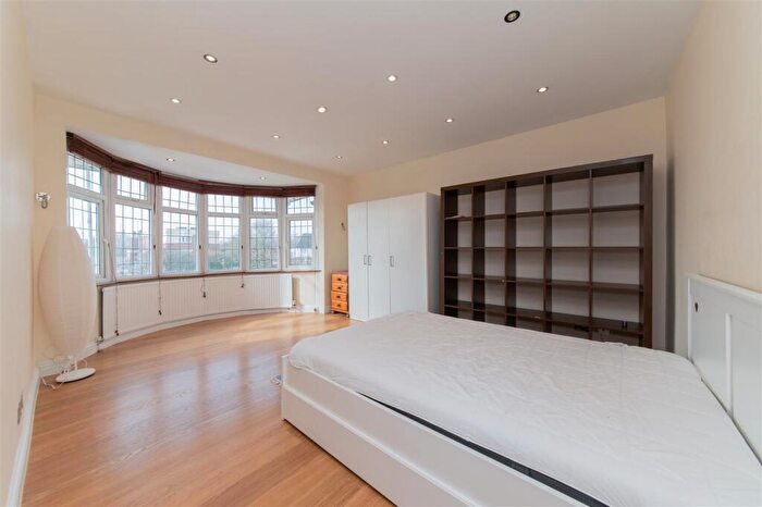 3 Bedroom Flat For Sale In Watford Way, Mill Hill, NW7