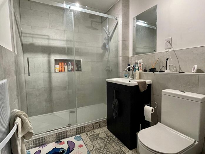 2 Bedroom Flat To Rent In Riverside Drive - Bed, LN5