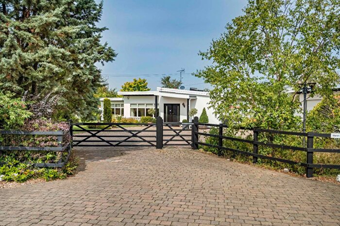 4 Bedroom Bungalow For Sale In Aylesbury, Buckinghamshire, HP17