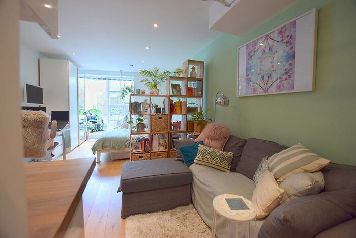 Studio To Rent In Bethwin Road, London, SE5