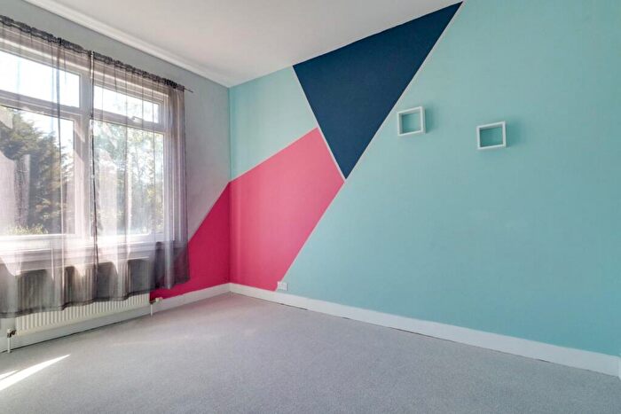 3 Bedroom End Of Terrace House For Sale In Central Avenue, Southend-on-Sea, SS2