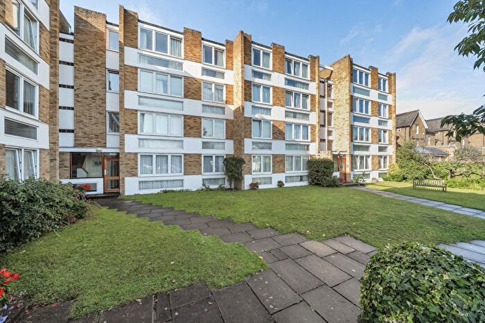 2 Bedroom Flat For Sale In Kent Road, Richmond, TW9
