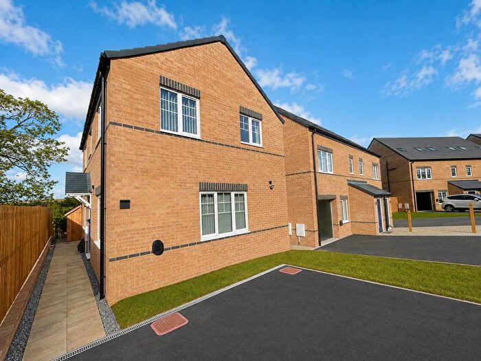 3 Bedroom Detached House To Rent In Field View, Keighley, BD20