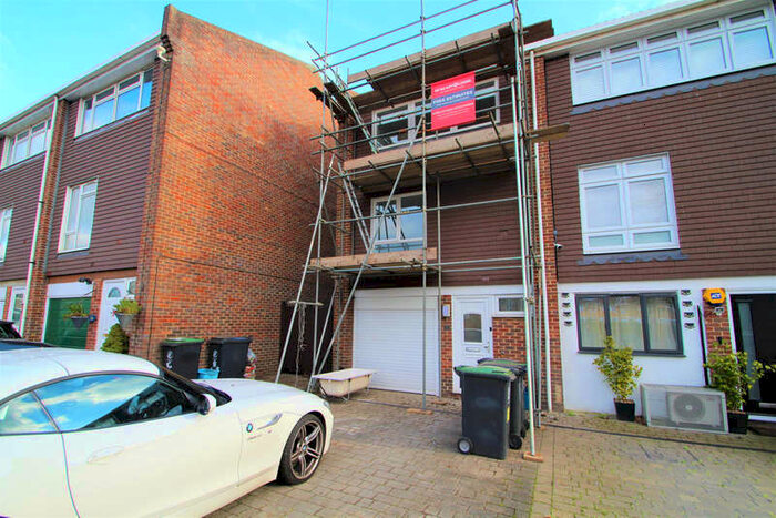 4 Bedroom Town House To Rent In Langley Meadows, Loughton, IG10