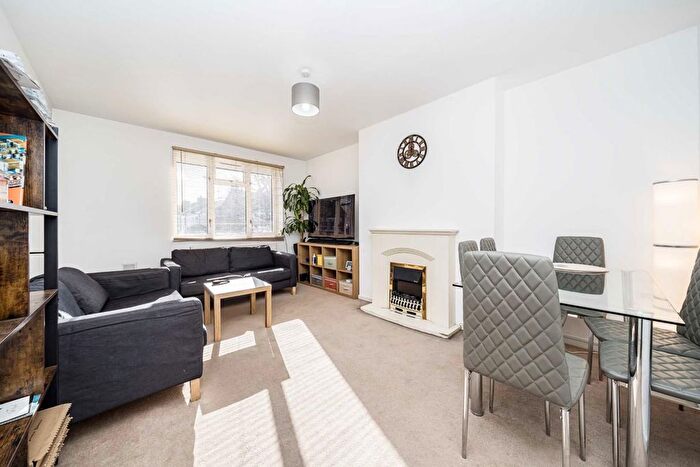 3 Bedroom Flat For Sale In Allfarthing Lane, Earlsfield, SW18