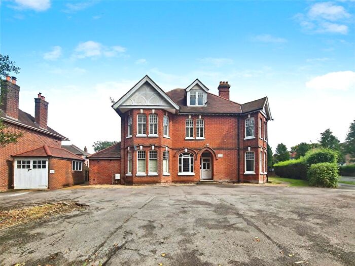2 Bedroom Flat To Rent In Redlands Drive, Southampton, Hampshire, SO19