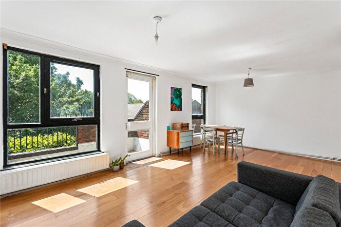 3 Bedroom Apartment For Sale In Westerdale Court, London, N5