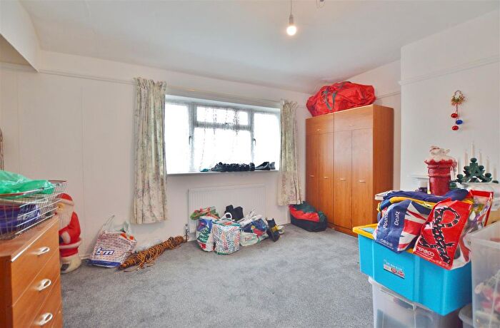 3 Bedroom Semi Detached House For Sale In Northampton Avenue, Slough, Berkshire, SL1