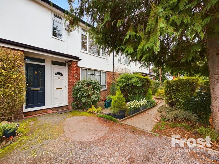 2 Bedroom Flat To Rent In The Crescent, Ashford, Middlesex, TW15