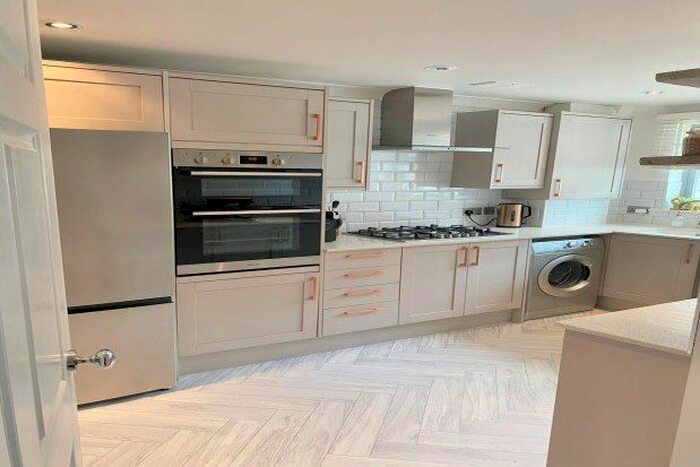 2 Bedroom Flat To Rent In Thistledown Court, Basildon SS14